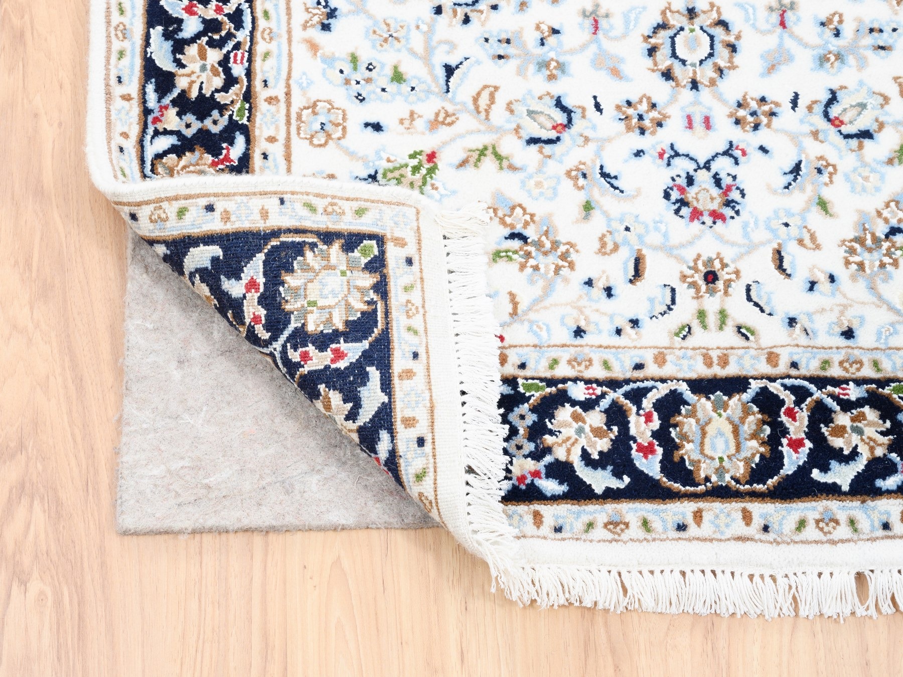 Traditional Rugs LUV564714